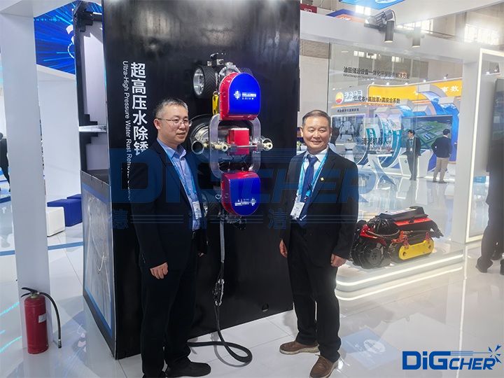 德高潔超高壓水除銹機(jī)器人亮相 (cippe2025) 北京石油展
